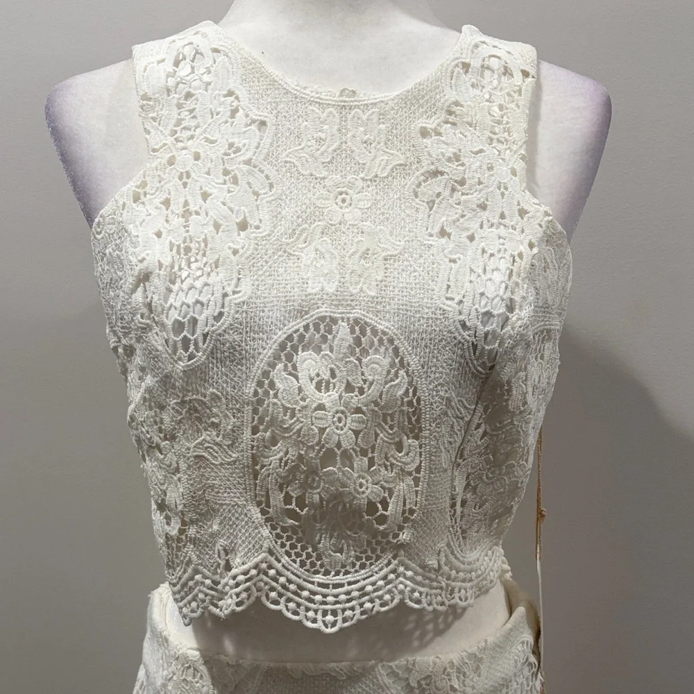 L'ATISTE Elegant Lace Top with Matching Skirt - Picture 3 of 13